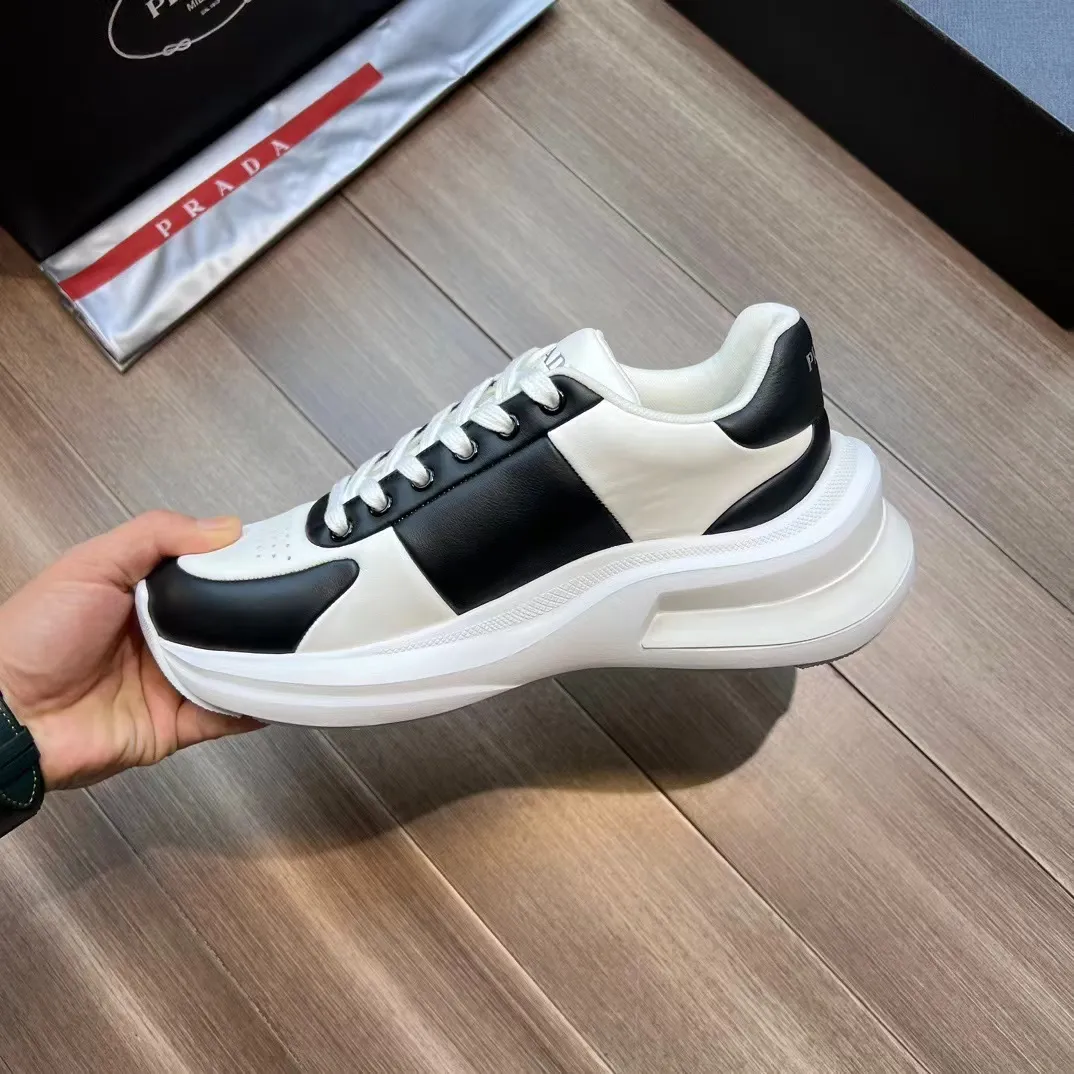 P440 Prad* men's new soft leather casual sneakers. This sneaker is made of Napa cowhide. The leather is soft and fine, with a natural texture, which improves breathability. The outer side is coated with an enamel metal triangle logo to embellish the shoe body. The tongue and heel are decorated with brand letter logo details. Ultra-lightweight 6cm concave and convex rubber thick sole with PRADA letter logo on the side and cowhide lining. It feels comfortable on the foot and is exquisite and versatile!